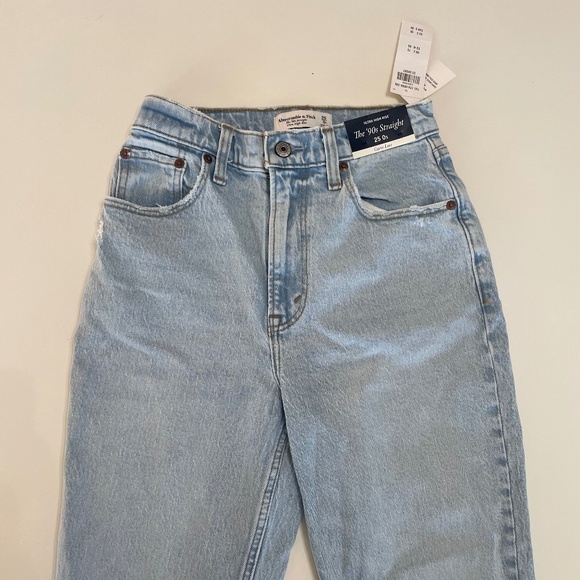 Abercrombie Curve Love Ultra High Rise 90s Straight Jean Light Wash - size 25s - Picture 4 of 7
